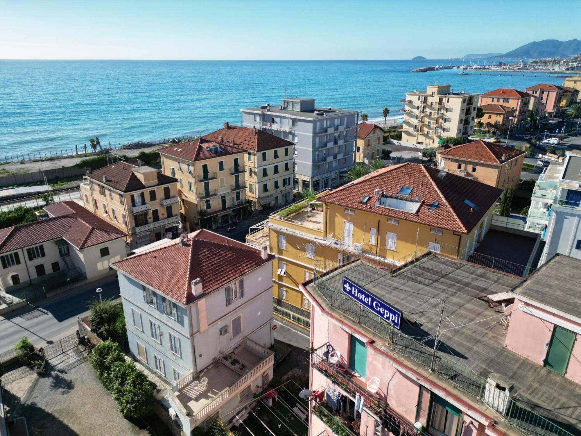 Hotel Geppi Pietra Ligure Esterno foto