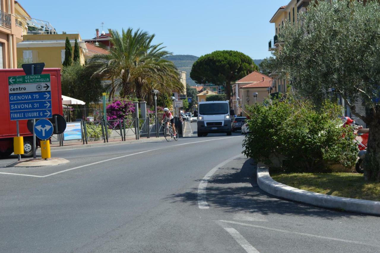 Hotel Geppi Pietra Ligure Esterno foto
